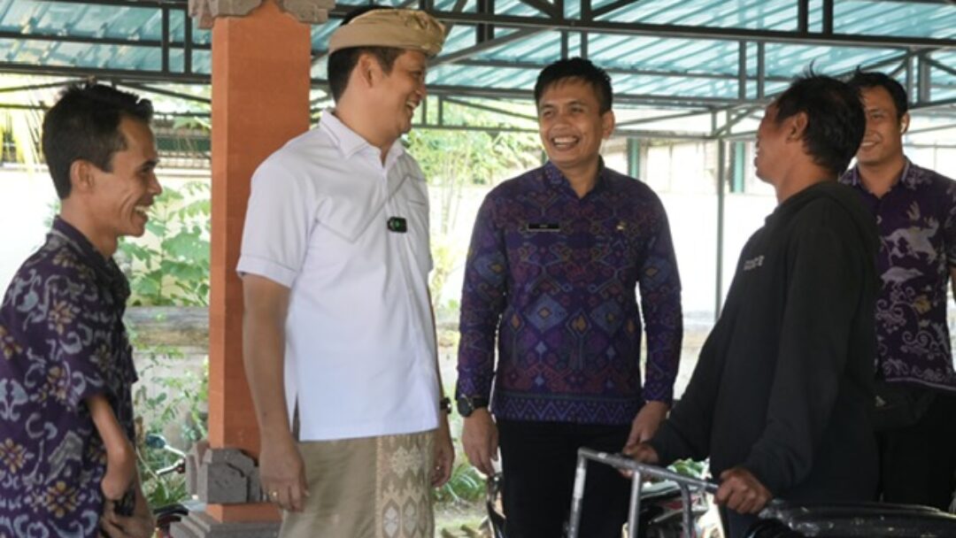 Kembang Ipat Serahkan 40 Alat Bantu Kepada Warga Penyandang Disabilitas