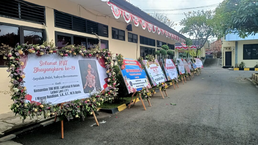 Rayakan Hari Bhayangkara Ke-79, Mapolres Jembrana Dipenuhi Karangan Bunga Dari Berbagai Elemen Masyarakat