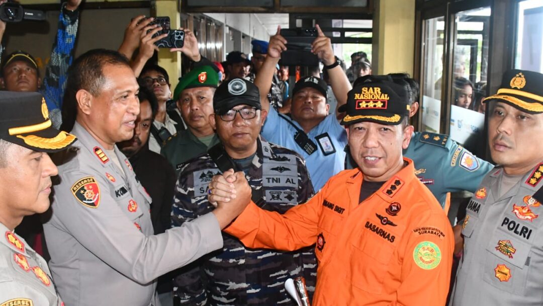 Polres Jembrana Turut Andil Dalam Penyerahan 21 Korban Selamat KMP Tunu Pratama Jaya Di Posko Terpadu Ketapang