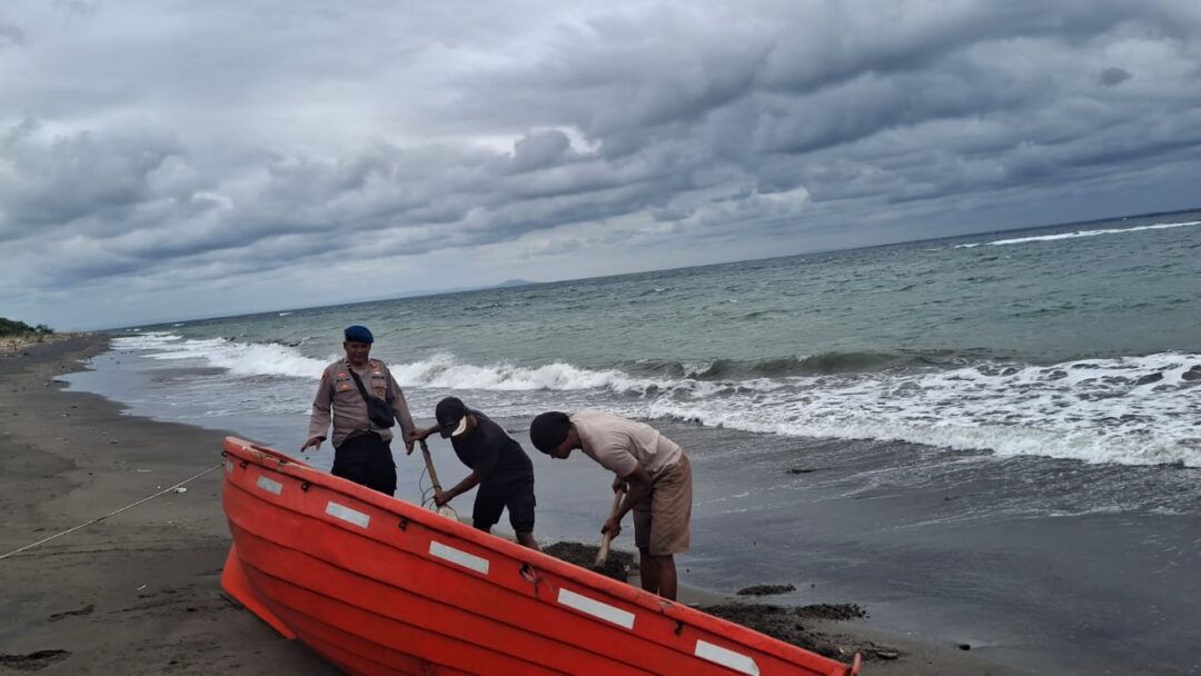 Sekoci KMP Tunu Pratama Jaya Diamankan Sat Polairud Polres Jembrana Di Pantai Cekik