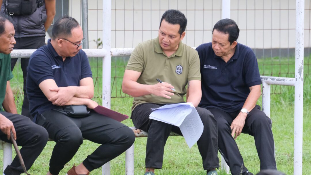 Beri Instruksi Langsung , Bupati Kembang Perintahkan Perbaikan Stadion Pecangakan Jembrana