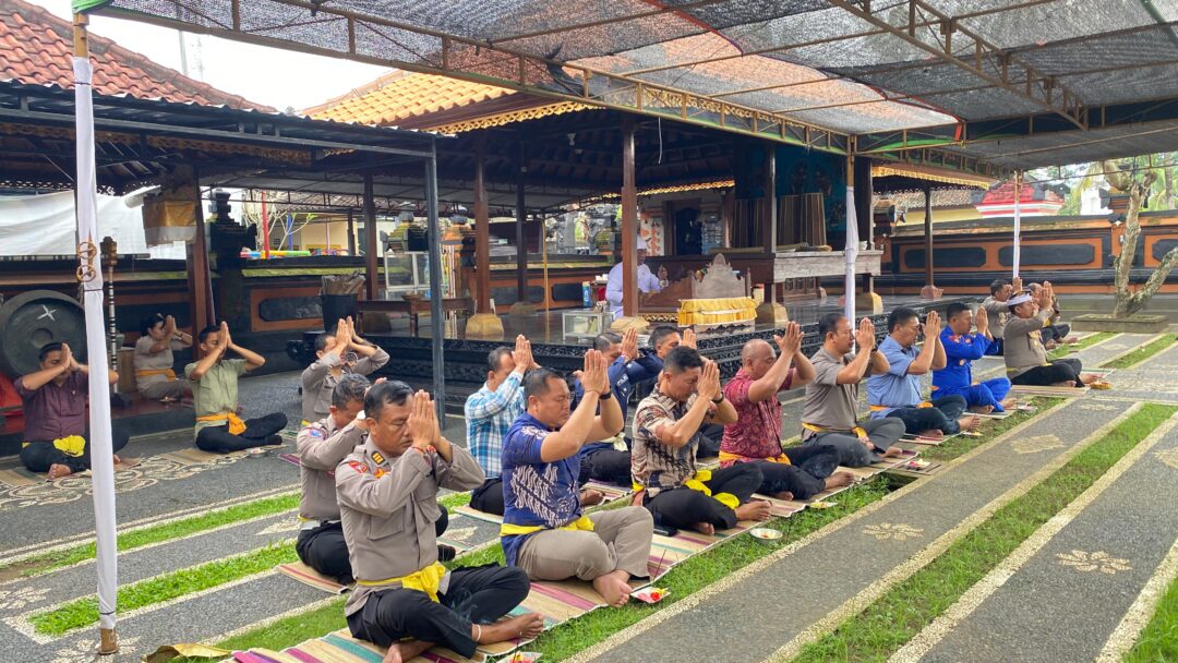 Personel Polres Jembrana Gelar Binrohtal, Tingkatkan Iman Dan Taqwa Lewat Persembahyangan Dan Pengajian