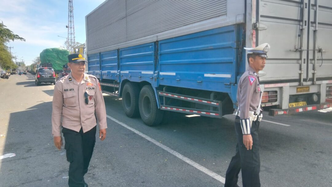Antrean Truk Mengular Di Pelabuhan Gilimanuk, Polisi Turun Atur Lalu Lintas