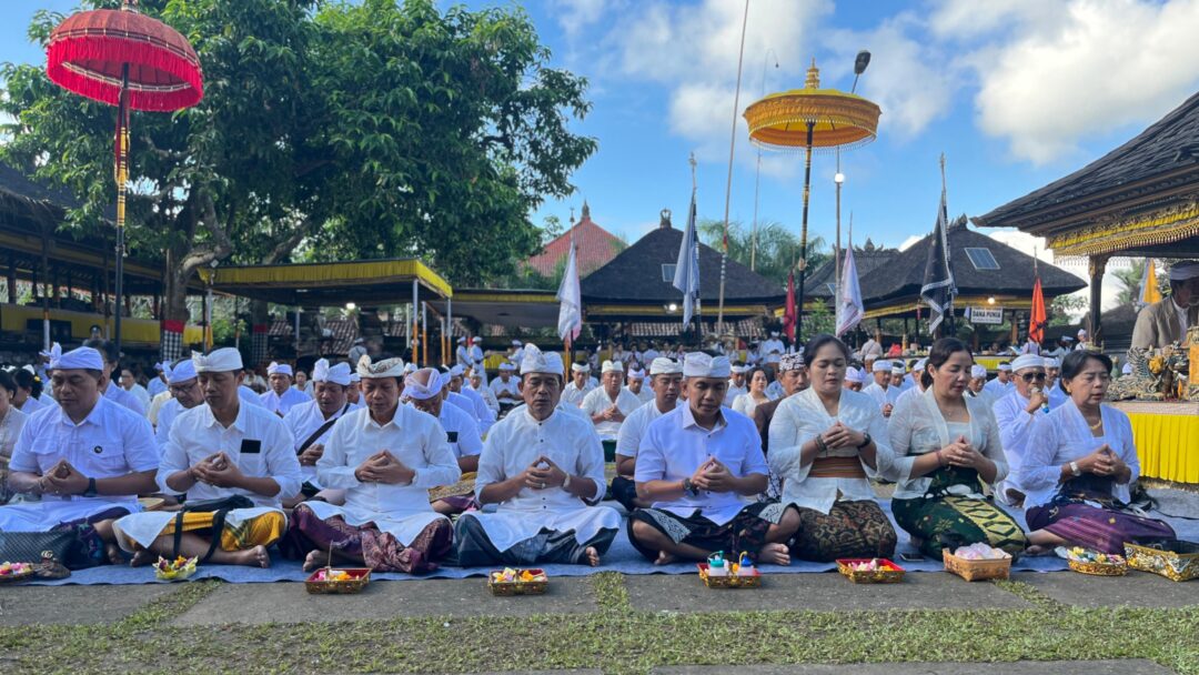 Pemkab Jembrana Gelar Bhakti Penganyar Ke Pura Mandara Giri Semeru Agung