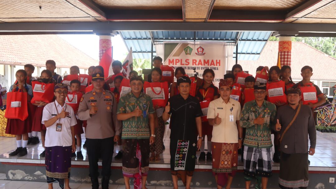 Peduli Siswa Kurang Mampu, Bupati Kembang Bagikan Seragam Sekolah