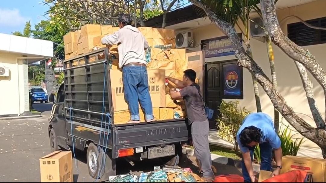 Ribuan Bungkus Rokok Ilegal Diamankan Di Jembrana, Diduga Milik Residivis Kasus BBM