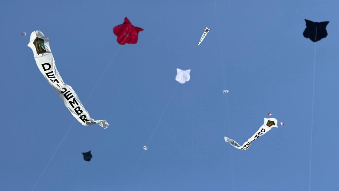 Ratusan Layang Tradisional Hiasi Langit Jembrana