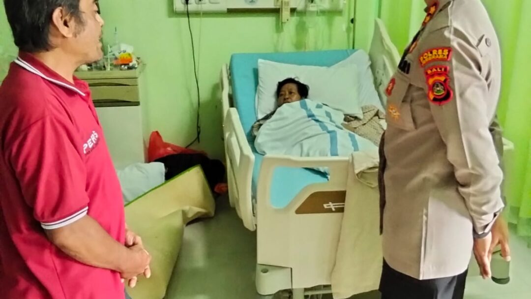 Kapolres Jembrana Jenguk Istri Awak Media Di RSU Negara, Wujud Kepedulian Terhadap Mitra Pers