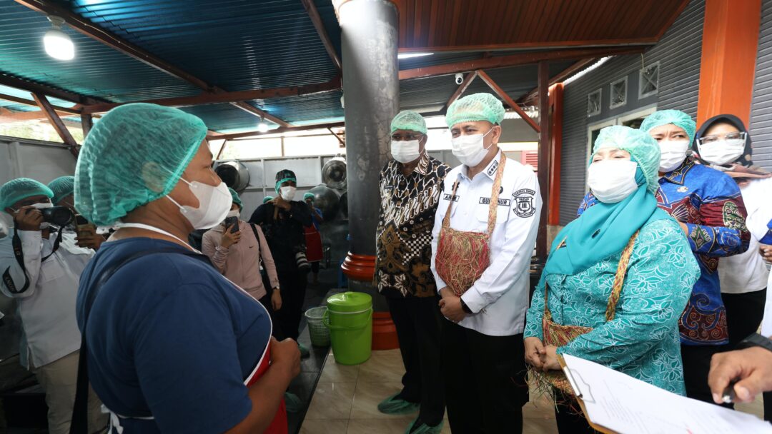 Pastikan MBG Berkualitas, Pj Gubernur Papua Agus Fatoni Tinjau SPPG Di Kepulauan Yapen