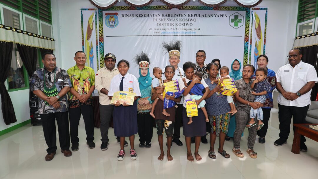 Pj Gubernur Papua Agus Fatoni Tinjau Puskesmas Kosiwo, Beri Bantuan Vitamin-Susu Anak