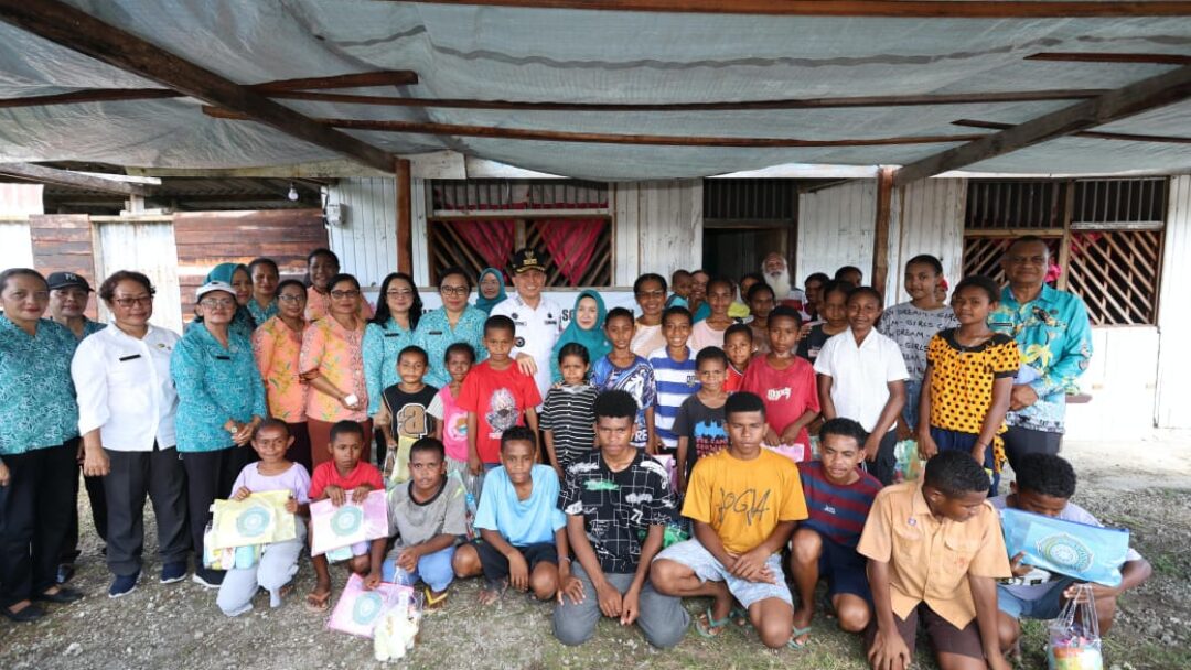 Pj Gubernur Agus Fatoni Bersama Pj Ketua TP PKK Papua Kunjungi Panti Asuhan Curahan Kasih, Beri Bantuan Sembako – Vitamin