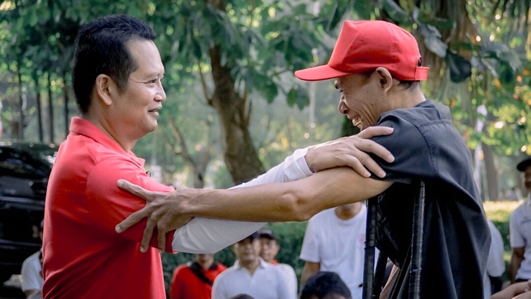 Bersama Warga Disabilitas, Bupati Kembang Bagikan 500 Bendera Merah Putih, Ajak Warga Semarakkan HUT RI