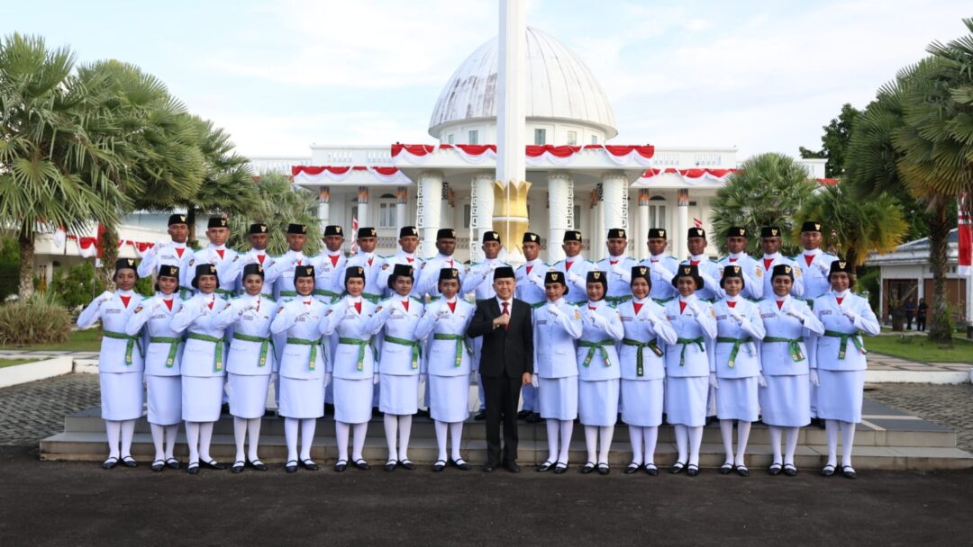 Pj Gubernur Agus Fatoni Resmi Kukuhkan 32 Anggota Paskibraka Papua Tahun 2025