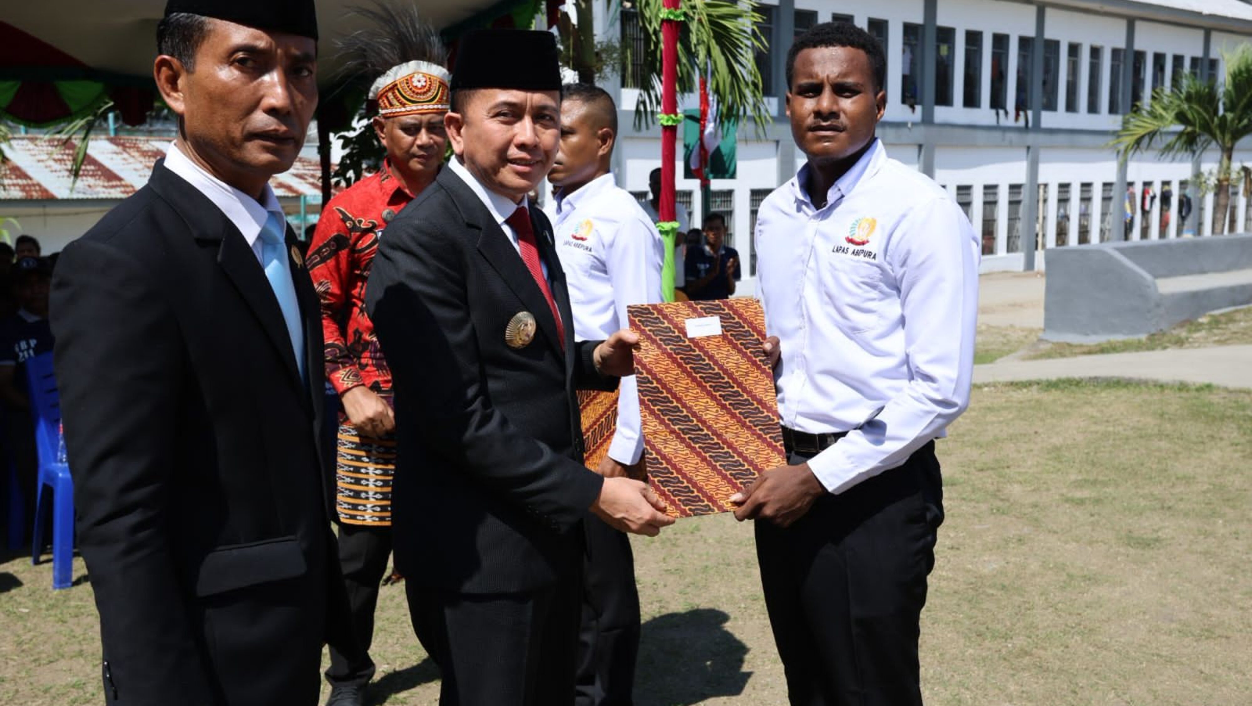 HUT RI Ke-80, Pj Gubernur Agus Fatoni Serahkan Remisi kepada Ribuan Narapidana Papua