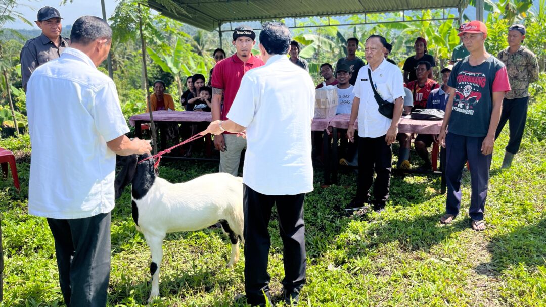 Bupati Kembang Suntik Semangat Baru Bagi Kelompok Ternak Di Jembrana