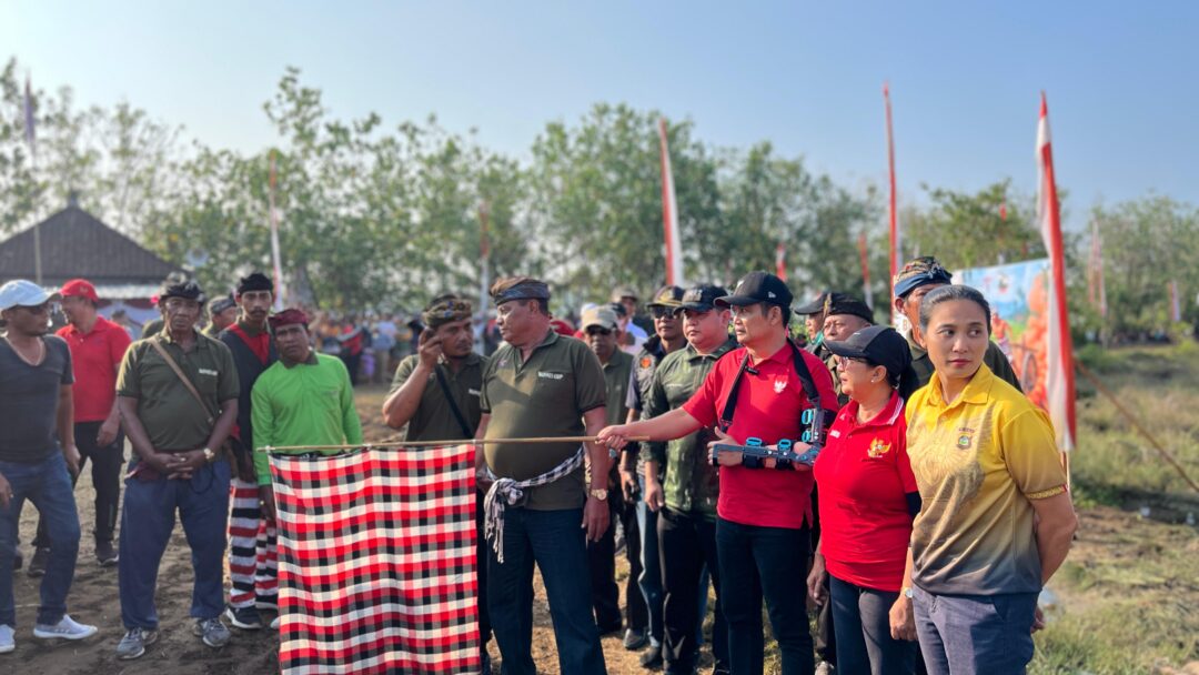 Antusiasme Memuncak, Ribuan Penonton Saksikan Ketatnya Mekepung Bupati Cup Di Sirkuit Samblong