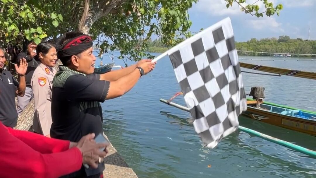 Puluhan Peserta Berpacu Ikuti Lomba Sampan Tradisional